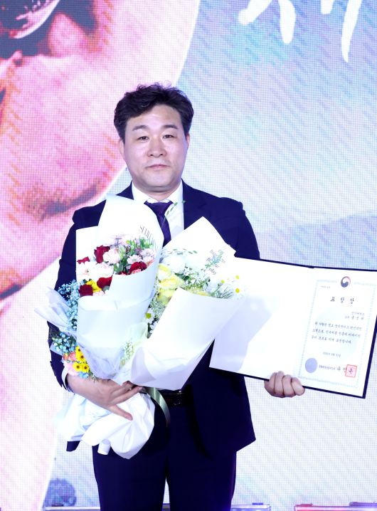 지도부문 수상자 경기대학교 홍성태 감독(씨름부). 사진=대한씨름협회 제공