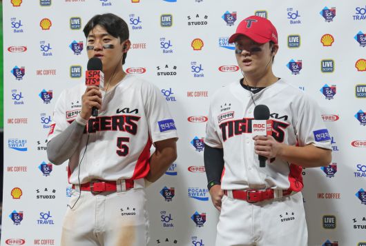 KIA 윤도현(오른쪽)이 지난해 정규시즌 경기에서 입단 동기 김도영 과 함께 동반 인터뷰에 나서고 있다. 사진=KIA타이거즈 제공