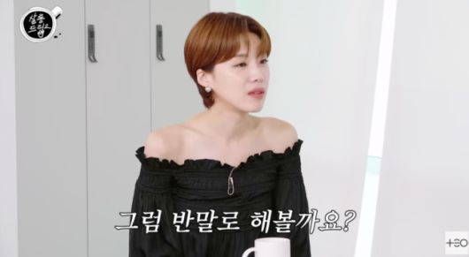 유튜브 예능 살롱드립에서 MC를 맡고 있는 장도연.