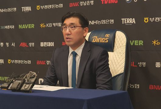 이진만 NC 대표이사가 지난달 30일 창원NC파크에서 열린 홈경기 재개 기자회견에서 구단의 연고지 이전 가능성을 언급하고 있다. 사진=뉴시스