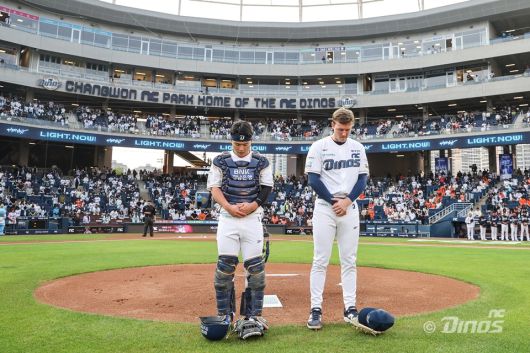NC 포수 안중열과 투수 라일리 톰슨이 지난 30일 창원NC파크에서 열린 한화와의 프로야구 정규시즌 맞대결에 앞서 지난 3월 경기장 사망 사고로 목숨을 잃은 야구 팬을 추모하기 위한 묵념을 진행하고 있다. 사진=NC다이노스 제공