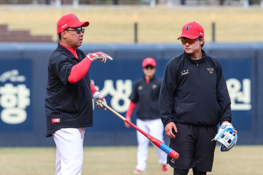KIA 윤도현(오른쪽)이 이범호 감독으로부터 수비 코칭을 받고 있다. 사진=KIA타이거즈 제공