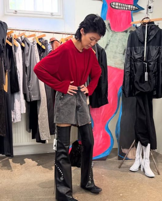 홍진경이 빨간 색 상의를 입은 사진을 올린 뒤 정치성향 논란에 휩싸여 자필사과문까지 게재했다. 사진은 홍진경이 업로드한 후 논란이 일자 삭제한 빨간 색 상의 착장 모습. 인스타그램 캡처