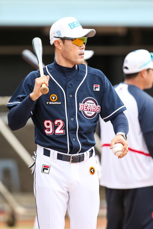 조성환 두산 코치가 경기 전 훈련에서 선수들의 수비 훈련을 위한 펑고에 나서고 있다. 사진=두산베어스 제공