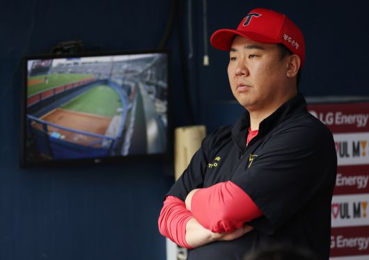 이범호 KIA 감독이 잠실 더그아웃에서 선수들의 경기를 지켜보고 있다. 사진=뉴시스