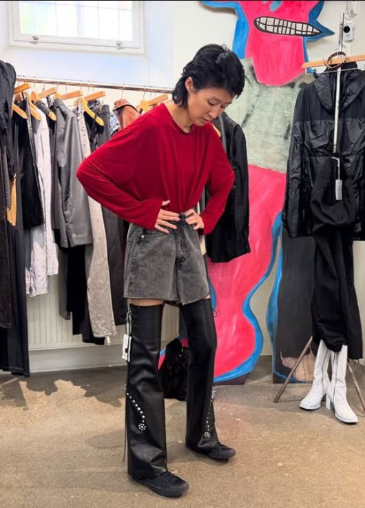 빨간색 옷을 입은 사진을 올렸다가 정치색 논란에 휩싸인 홍진경.