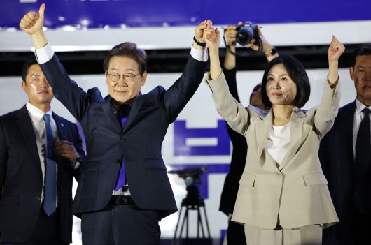 이재명 대통령과 김혜경 여사가 4일 오전 서울 여의도 국회 앞에서 열린 국민 개표방송 행사에서 시민들에게 인사하고 있다. 뉴시스