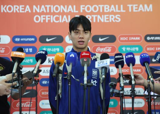 축구대표팀 전진우가 2일 2026 국제축구연맹(FIFA) 북중미 월드컵 아시아 3차 예선을 치르기 위해 인천국제공항에서 이라크로 출국하기 앞서 취재진의 질문에 답하고 있다. 사진=뉴시스