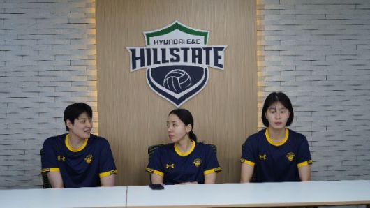 올 시즌 현대건설에 새롭게 합류한 김희진(왼쪽부터), 이예림, 지민경이 9일 경기도 용인에 위치한 현대건설 체육관에서 열린 간담회에서 취재진과의 인터뷰에 임하고 있다. 사진=현대건설 힐스테이트 배구단 제공
