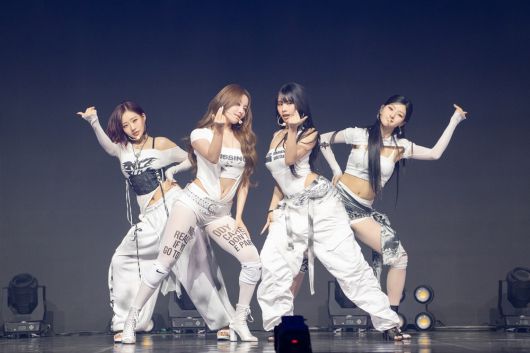 걸그룹 키스오브라이프(KISS OF LIFE) 가 9일 서울 광진구 예스24라이브홀에서 미니 4집 앨범 ‘224’(투투포) 쇼케이스에서 타이틀곡 무대를 선보이고 있다. 사진=S2엔터테인먼트