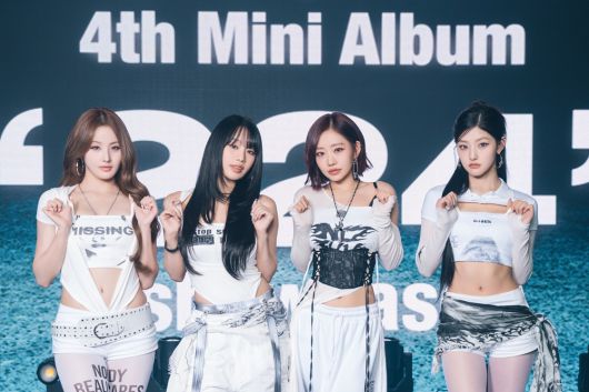 걸그룹 키스오브라이프(KISS OF LIFE) 벨, 나띠, 쥴리, 하늘(왼쪽부터)이 9일 서울 광진구 예스24라이브홀에서 미니 4집 앨범 ‘224’(투투포) 쇼케이스에서 포즈를 취하고 있다. 사진=S2엔터테인먼트