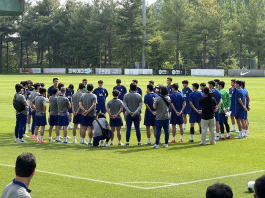 홍명보 감독이 이끄는 한국 축구대표팀이 8일 파주국가대표트레이닝센터(NFC)에서 훈련하고 있다. 한국은 오는 10일 서울월드컵경기장에서 쿠웨이트와 2026 국제축구연맹(FIFA) 북중미 월드컵 아시아 지역 3차 예선 B조 최종 10차전을 치른다. 사진=최서진 기자