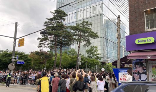 방탄소년단(BTS)의 멤버 RM(김남준)과 뷔(V·김태형)가 대한민국 국방의 의무를 마치고 전역했다. 방탄소년단은 이달 안으로 모든 멤버가 군복무를 마칠 예정이다. RM과 뷔에 이어, 지민과 정국은 오는 11일, 그리고 슈가(민윤기)는 21일 사회복무요원 소집해제를 앞두고 있다. 세계 각국의 팬들이 10일 서울 용산구 하이브 본사 주변에 BTS멤버가 나타나기를 기다리고 있다. 김용학 기자 yhkim@sportsworldi.com