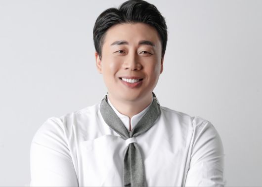 유튜브 채널 장사의 신을 운영 중인 사업가 은현장 대표는 가짜뉴스로 인해 약 100억원의 사업적 손해를 입었다고 주장했다. 현재 변호사비 약 5억원을 비롯해 15억 원에 달하는 비용을 들여 적극 대응중이다.