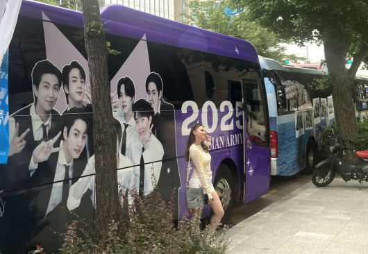 방탄소년단(BTS)의 멤버 RM(김남준)과 뷔(V·김태형)가 대한민국 국방의 의무를 마치고 전역했다. 방탄소년단은 이달 안으로 모든 멤버가 군복무를 마칠 예정이다. RM과 뷔에 이어, 지민과 정국은 오는 11일, 그리고 슈가(민윤기)는 21일 사회복무요원 소집해제를 앞두고 있다. 팬들이 10일 서울 용산구 하이브 본사에 주차된 방탄소년단 응원 래핑버스 앞에서 사진을 촬영하고 있다. 김용학 기자 yhkim@sportsworldi.com