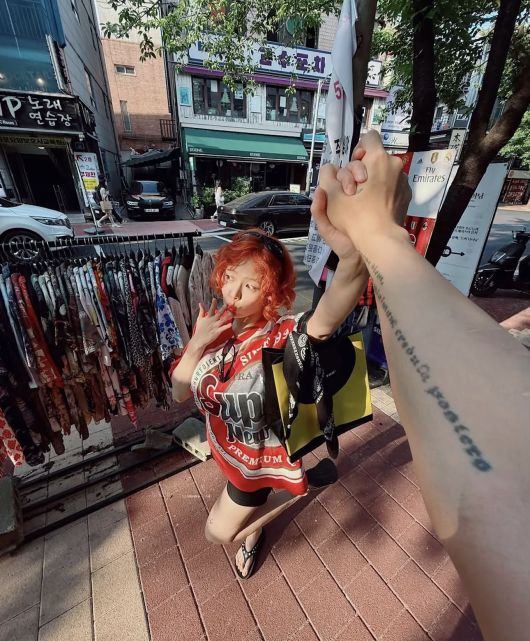 가수 현아가 남편 용준형과의 데이트 사진을 공개하며 변함없는 애정을 드러냈다.  사진 = 현아  SNS 계정