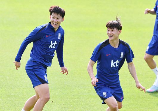 대표팀 손흥민(왼쪽)과 이재성이 8일 파주 국가대표트레이닝센터(NFC)에서 훈련을 하고 있다. 사진=뉴시스