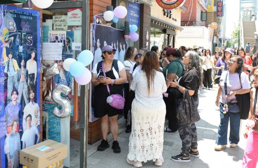 11일 방탄소년단(BTS)의 지민과 정국이 군 복무를 마치고 만기 전역했다. 서울 용산구 하이브 사옥에 방문한 지민과 정국의 모습을 보기 위해 모인 글로벌 아미들이 분식점 앞에 줄을 서고있다. 김용학 기자