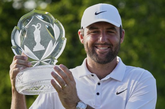 남자골프 세계랭킹 1위 스코티 셰플러가 지난 2일 열린 미국프로골프(PGA) 투어 메모리얼 토너먼트에서 우승을 차지한 후, 트로피와 함께 기념촬영을 하고 있다. 사진=AP/뉴시스