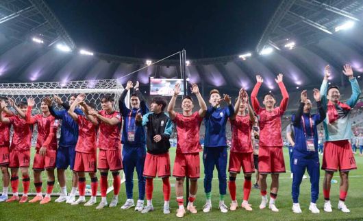 한국축구대표팀이 10일 서울월드컵경기장에서 열린 2026 국제축구연맹(FIFA) 북중미 월드컵 아시아 3차 예선 최종전 쿠웨이트와의 경기를 마치고 팬들에게 인사를 하고 있다. 사진=김두홍 기자
