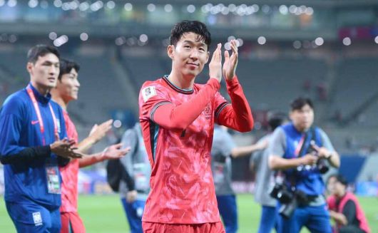 한국축구대표팀 손흥민이 10일 서울월드컵경기장에서 열린 2026 국제축구연맹(FIFA) 북중미 월드컵 아시아 3차 예선 최종전 쿠웨이트와의 경기를 마치고 팬들에게 인사를 하고 있다. 사진=김두홍 기자