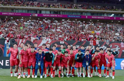 한국축구대표팀이 10일 서울월드컵경기장에서 열린 2026 국제축구연맹(FIFA) 북중미 월드컵 아시아 3차 예선 최종전 쿠웨이트와의 경기를 마치고 팬들과 사진 찍고 있다. 사진=김두홍 기자