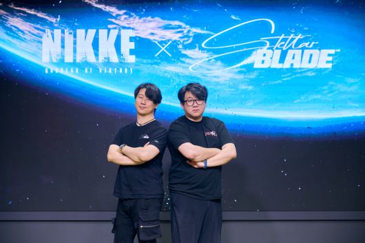 김형태 대표(왼쪽)와 유형석 디렉터가 인터뷰 후 사진촬영을 진행하고 있다. 시프트업 제공