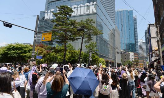 11일 방탄소년단(BTS)의 지민과 정국이 군 복무를 마치고 만기 전역했다. 서울 용산구 하이브 사옥에 방문한 지민과 정국의 모습을 보기 위해 글로벌 아미들이 건물앞에 모여 있다. 김용학 기자