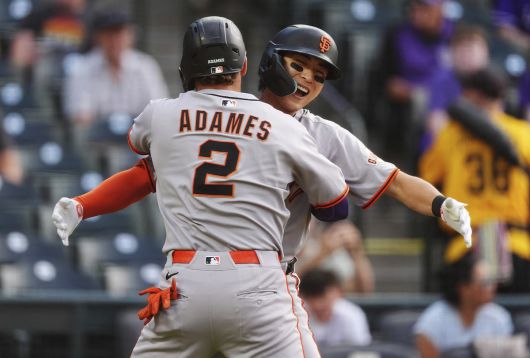 샌프란시스코 자이언츠 이정후가 득점에 성공한 후, 윌리 아다메스와 기쁨을 나누고 있다. 사진=AP/뉴시스