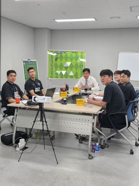 12일 쿠팡플레이 FC슈팅스타와 춘천 시민 축구단의 경기가 열리는 용인시 처인구 용인미르스타디움 감독/코치 대기실 내부의 코칭스태프의 모습. 정가영 기자.
