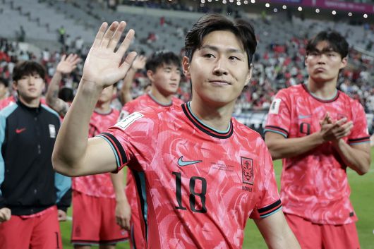 사진=뉴시스 / 11회 연속 월드컵 본선 진출에 성공한 한국 축구대표팀 이강인이 10일 서울 마포구 서울월드컵경기장에서 열린 2026 국제축구연맹(FIFA) 북중미월드컵 아시아 3차 예선 쿠웨이트와 경기를 마치고 경기장을 돌며 관중들에게 인사하고 있다.