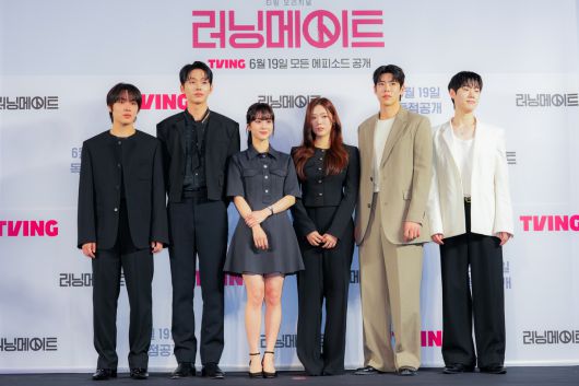 배우 윤현수, 이정식, 홍화연, 김지우, 최우성, 이봉준이 제작발표회에서 사진을 찍고 있다. 티빙 제공