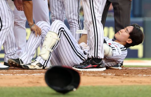 LG 구본혁이 몸 맞는 공을 손등에 맞고 통증을 호소하고 있다. 사진=뉴시스