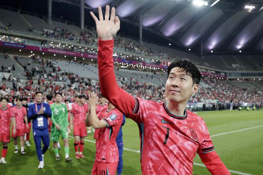 한국 축구대표팀 손흥민이 10일 서울 마포구 서울월드컵경기장에서 열린 2026 국제축구연맹(FIFA) 북중미월드컵 아시아 3차 예선 쿠웨이트와 경기를 마치고 경기장을 돌며 관중들에게 인사하고 있다. 사진=뉴시스