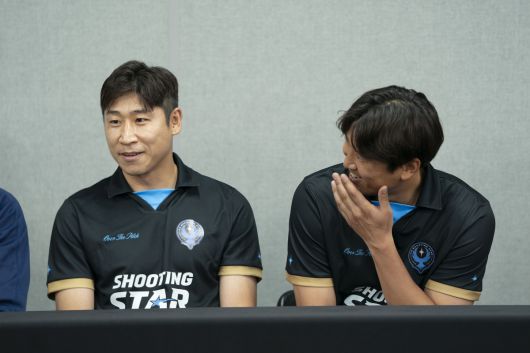 다시 그라운드로 돌아온 이근호, 구자철(왼쪽부터) 선수가 12일 용인시 처인구 용인미르스타디움에서 열린 ‘슈팅스타2' 미디어데이에 참석해 이야기하고 있다. 쿠팡플레이 제공.