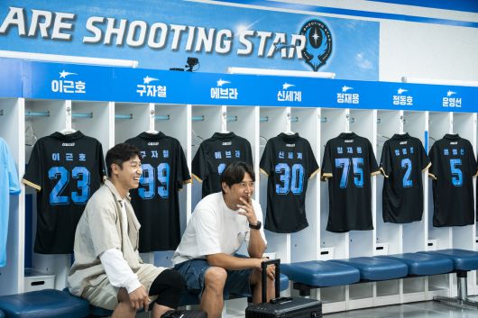 FC슈팅스타 이근호(왼쪽)와 구자철이 12일 용인시 처인구 용인미르스타디움에서 열린 춘천 시민 축구단과의 경기에 앞서 라커룸에서 대화를 나누고 있다. 쿠팡플레이 제공.