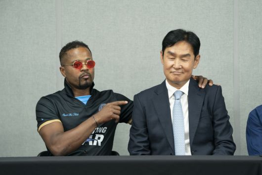 축구선수 에브라(왼쪽)와 최용수 감독이 12일 용인시 처인구 용인미르스타디움에서 열린 ‘슈팅스타2' 미디어데이에 참석해 이야기하고 있다. 쿠팡플레이 제공.