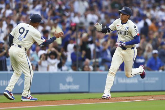 LA 다저스의 오타니 쇼헤이(오른쪽)가 홈런을 터뜨린 후, 디노 에벨 주루 코치와 하이파이브를 나누고 있다. 사진=AP/뉴시스