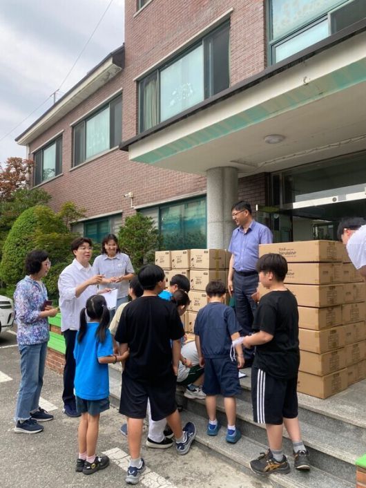 방송인 박수홍이 20년 넘게 인연을 이어온 아동복지시설에 현금과 현물을 기부하며 따뜻한 선행을 실천했다.  사진 = 애신아동복지센터