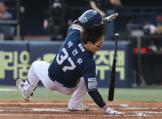 NC 박건우가 17일 서울 잠실야구장에서 열린 LG와의 2025 신한 SOL뱅크 KBO리그 맞대결 2회초 첫 타석에서 LG 엘리에이저 에르난데스의 투구에 헤드샷을 맞고 쓰러지고 있다. 사진=뉴시스