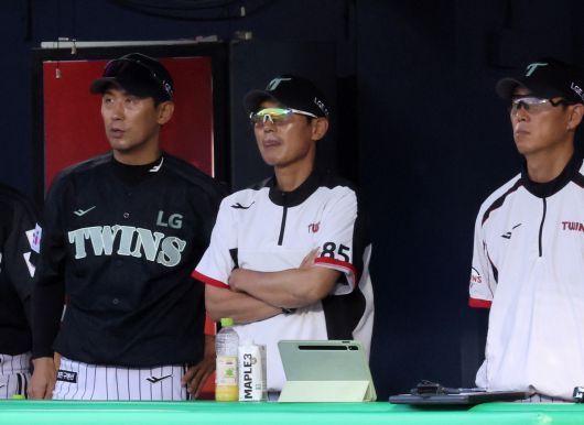 염경엽 LG 감독(오른쪽)이 김광삼 투수코치와 함께 초조한 표정으로 경기를 지켜보고 있다. 사진=뉴시스