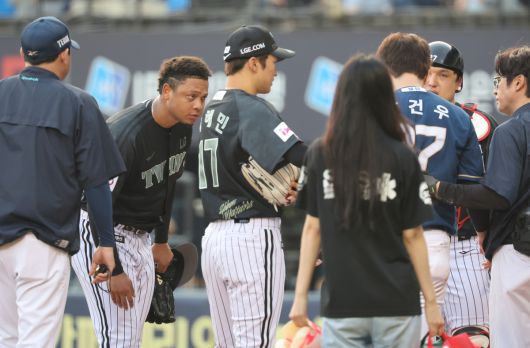 NC 박건우가 17일 서울 잠실야구장에서 열린 LG와의 2025 신한 SOL뱅크 KBO리그 맞대결 2회초 첫 타석에서 LG 엘리에이저 에르난데스의 투구에 헤드샷을 맞았다. 에르난데스가 타석에 다가와 박건우에게 사과하고 있다. 사진=뉴시스