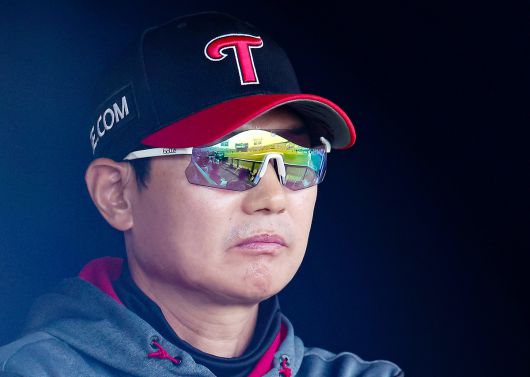 염경엽 LG 감독이 더그아웃에서 굳은 표정으로 경기를 지켜보고 있다. 사진=뉴시스