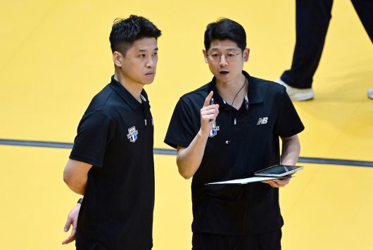 현대캐피탈 박종영 코치(오른쪽)이 진순기 코치와 함께 이야기를 나누고 있다. 사진=KOVO 제공