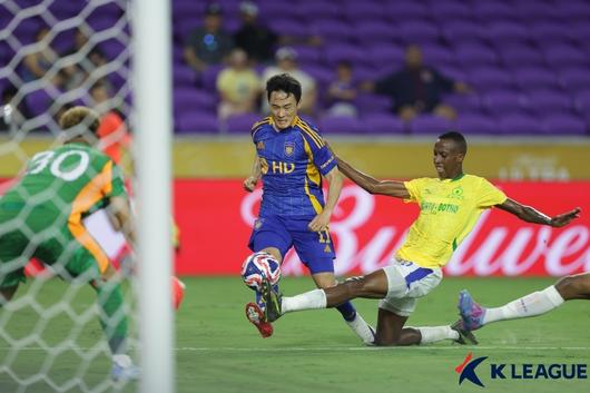 슈팅 날리는 엄원상. 사진=한국프로축구연맹 제공