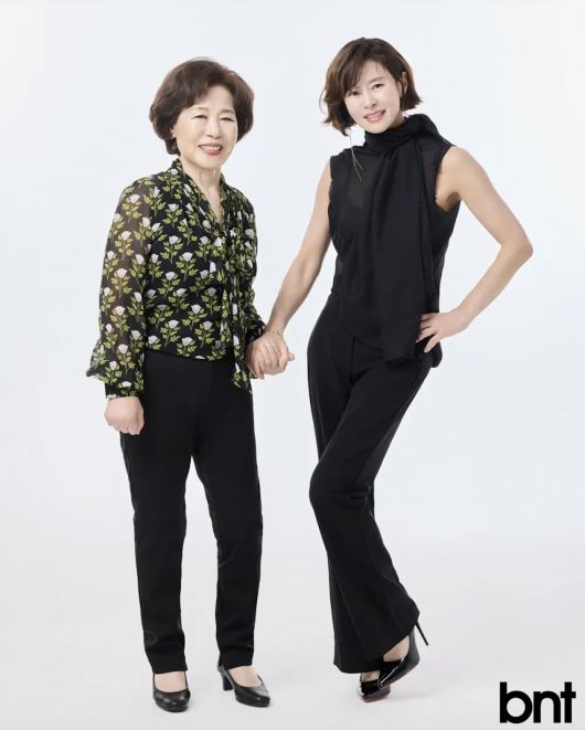 배우 예지원이 90세 어머니, 그리고 반려견과 함께 따뜻한 가족 화보를 선보였다.  사진 = bnt