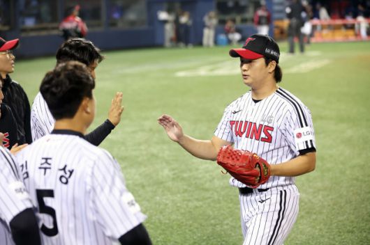 고우석이 KBO리그 LG 소속이던 2023시즌 투구를 마치고 더그아웃으로 돌아오고 있다. 사진=LG트윈스 제공