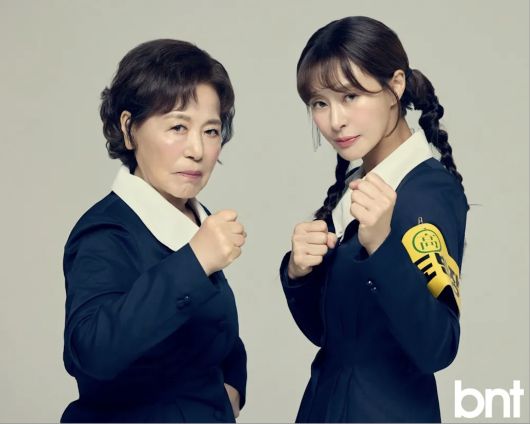 배우 예지원이 90세 어머니, 그리고 반려견과 함께 따뜻한 가족 화보를 선보였다.  사진 = bnt