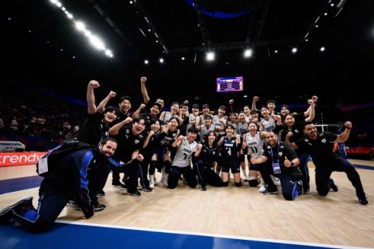 한국 여자배구대표팀이 18일 튀르키예 이스탄불에서 열린 캐나다와의 2025 국제배구연맹(FIVB) 발리볼네이션스리그(VNL) 2주 차 첫 경기에서 승리를 거두고 기뻐하고 있다. 사진=FIVB 공식 홈페이지 캡처