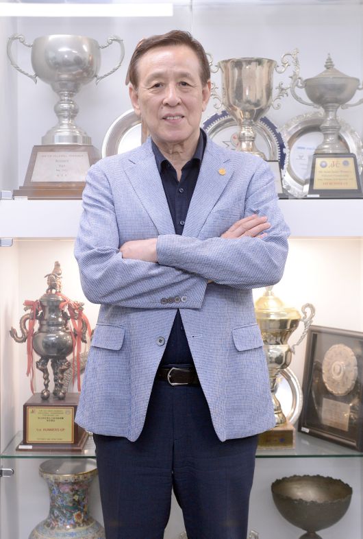 대한배구협회 오한남 회장이 서울 올림픽회관에 위치한 협회 사무실에서 스포츠월드와의 인터뷰에 앞서 사진 촬영에 임하고 있다. 사진=스포츠월드 김두홍 기자 kimdh@sportsworldi.com